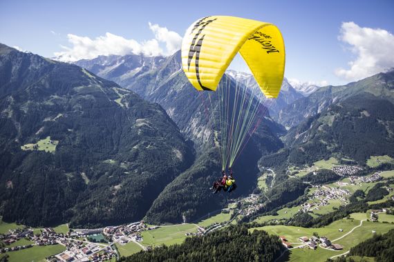 Archiv TVB Mayrhofen-Hippach: Action Paragliding ©Dominic Ebenbichler