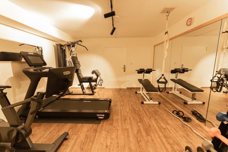 Fitnessraum mit Technogym-Trainingsgeräten ©Aparthotel Dorfplatzl