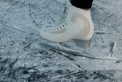 Detailaufnahme eines weißen Damenschlittschuh auf Eins