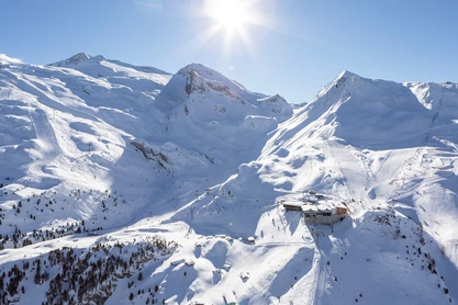 Luftaufnahme im Winter in einem Skigebiet 