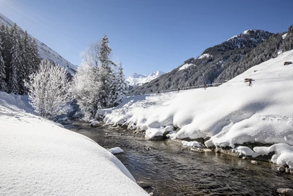 Verschneites Bachbett in den Bergen