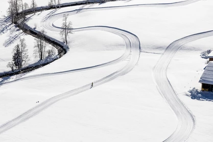 Luftaufnahme einer Langlaufloipe im Winter